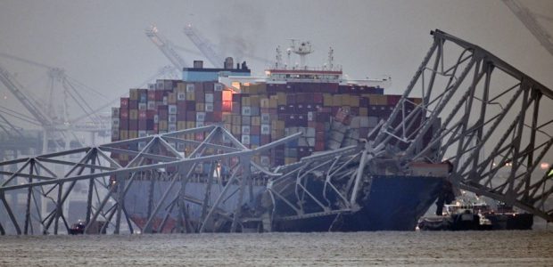 Po Baltimorės tilto griūties pereinama prie laivo gelbėjimo