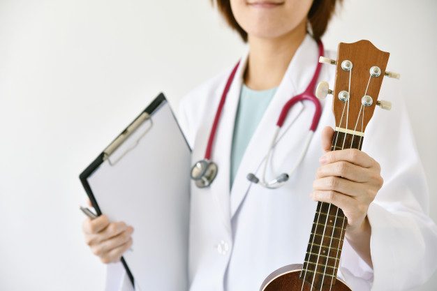 Muzikos terapeutė: daugelis ligų ateina iš nemeilės sau