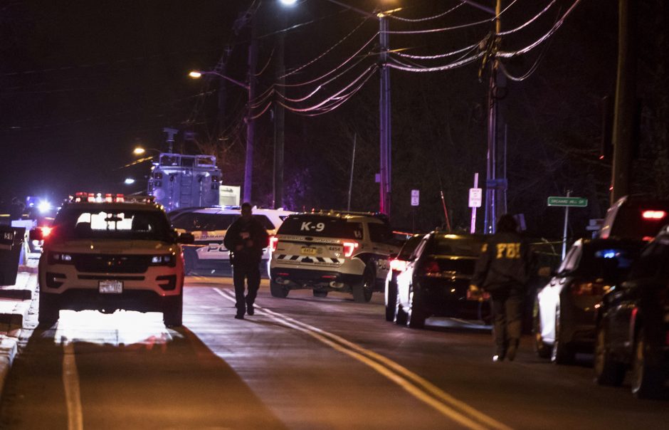 Niujorko valstijoje užpuolikas rabino name subadė penkis žmones 