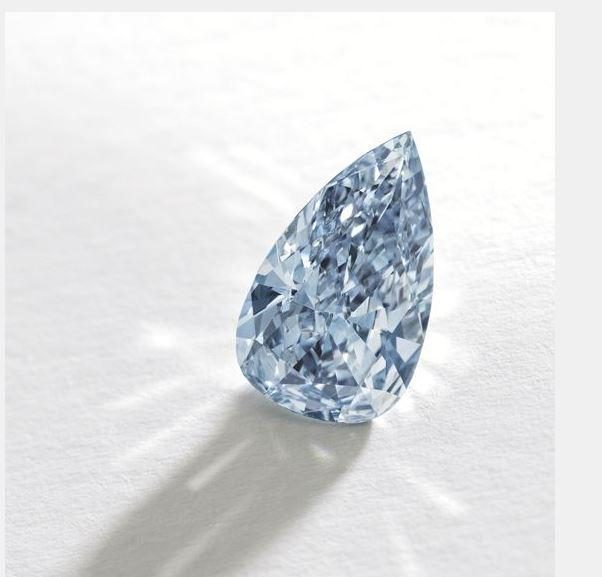 Aukcione už rekordinę sumą parduotas mėlynasis deimantas 