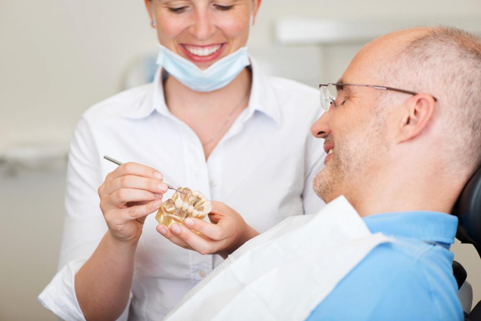 Kodėl svarbu laiku protezuoti dantis?