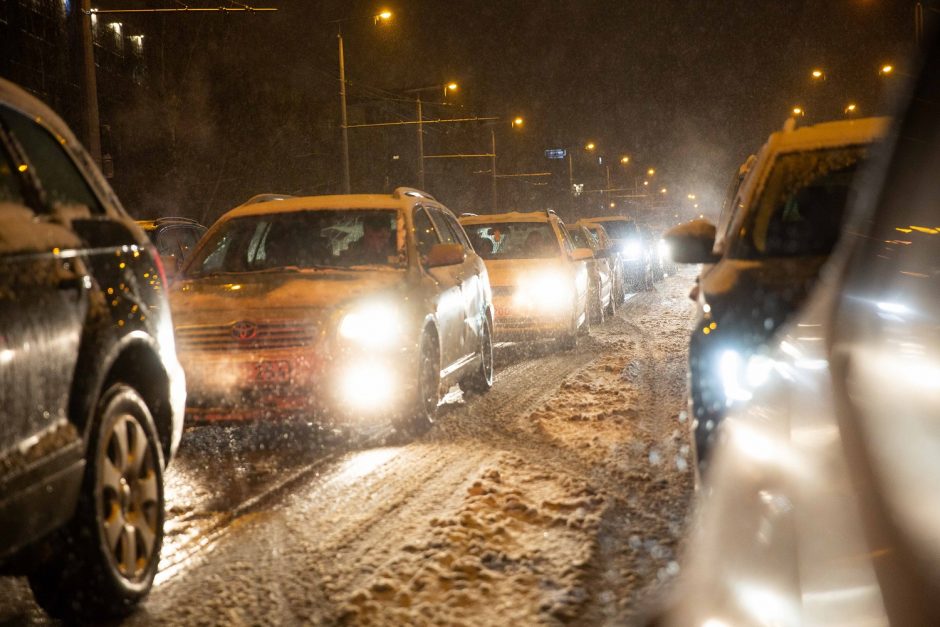 Dėl sugedusio sunkvežimio – chaosas prie Kauno