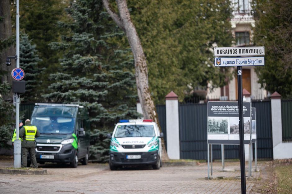 Policija svarsto, ar po incidentų su Molotovo kokteliais stiprinti Rusijos ambasados apsaugą