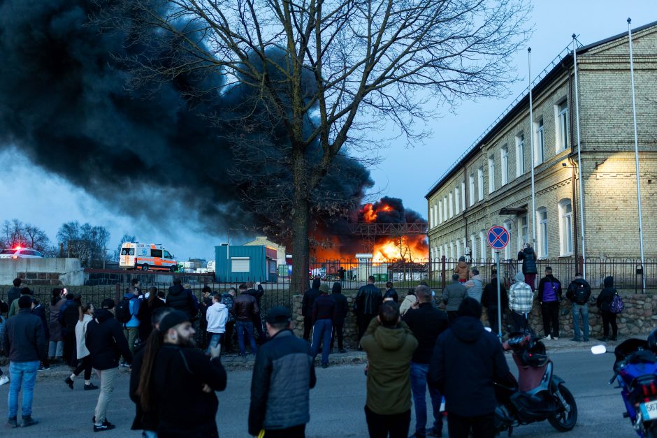 „Lietuvos geležinkelių“ teritorijoje Vilniuje dega sąvartynas
