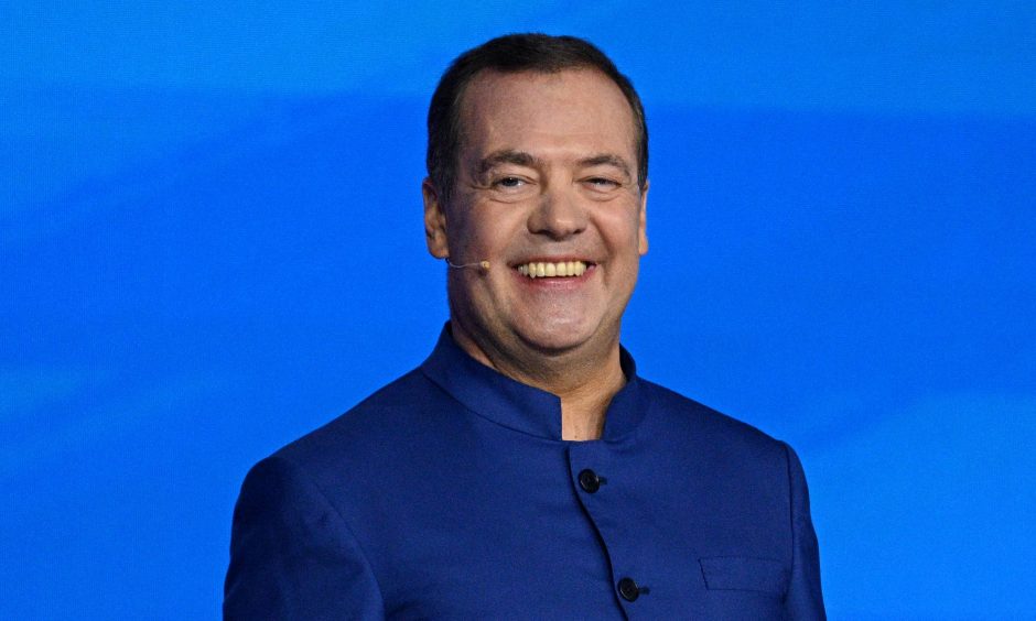 Buvęs Rusijos vadovas D. Medvedevas sveikina V. Putiną su „puikia pergale“