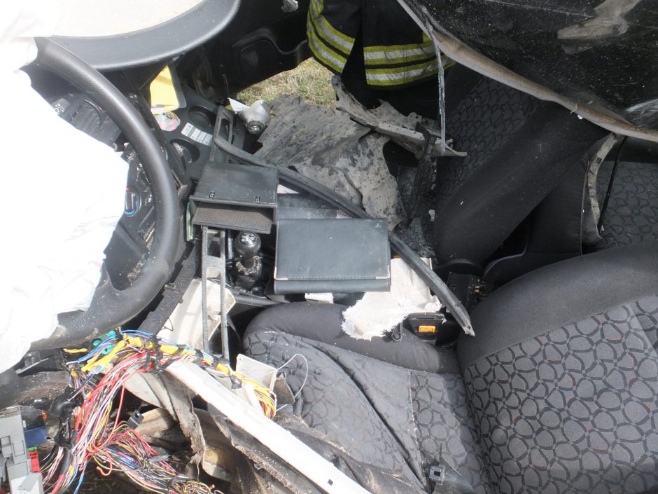 Kraupi avarija Kėdainiuose: iš mašinos liko metalo laužas, vairuotojas žuvo