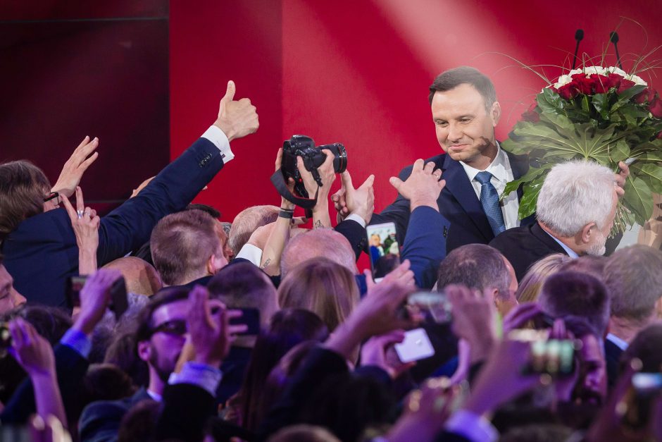 Lenkijos prezidento rinkimus įtikinamai laimėjo A. Duda