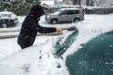 Požiūris: vairuotojams dažnai atrodo, kad pakanka sniegą nuvalyti tik nuo automobilio priekinio lango.
