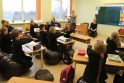 Kitaip: Čekiškės P.Dovydaičio gimnazijoje pritaikyta iniciatyva &quot;Pamokos be kėdžių&quot; – dalį pamokos mokiniai mankštinasi.