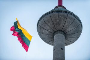 Minint Valstybės atkūrimo dieną Vilniaus televizijos bokšte iškelta didžiausia Lietuvos Trispalvė