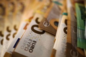 Lenkijos finansų ministras: šalis dar nėra pasirengusi įsivesti eurą 