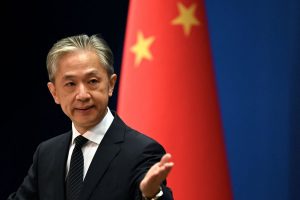 Kinija kritikuoja šnipinėjimu įtariamo europarlamentaro padėjėjo sulaikymą