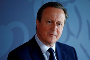 D. Cameronas paragino NATO šalis didinti išlaidas gynybai