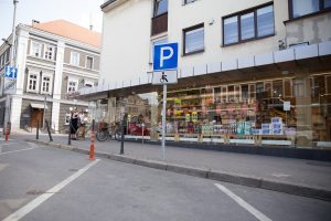 Seimas palengvino neįgaliuosius vežančių automobilių parkavimą