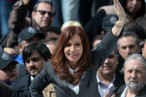 Buvusi Argentinos prezidentė apkaltinta finansiniu sukčiavimu