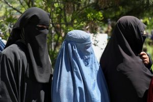 Afganistano aukščiausiasis lyderis įsakė šalies moterims viešumoje dėvėti burkas