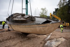 Iš Kauno marių dugno ištraukta nuskendusi jachta: narai toliau žvalgys atnaujinamą uostą