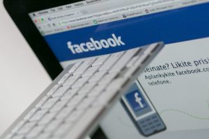 Kodėl „Facebook“ žymės dirbtinio intelekto sukurtą turinį?