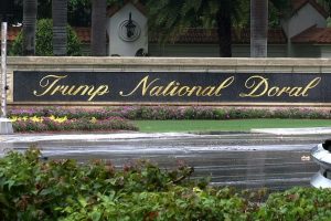 Striptizo klubas atšaukė labdaros renginį D. Trumpo golfo laukuose