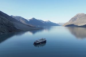 Grenlandijoje ant seklumos užplaukusį kruizinį laivą pavyko ištraukti