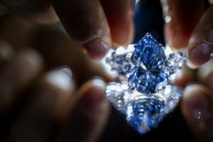 Retas mėlynasis deimantas aukcione parduotas už 41 mln. eurų
