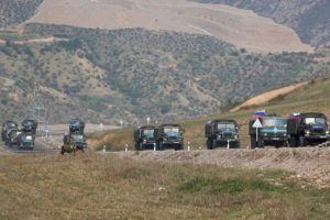 Maskva: Kalnų Karabacho separatistai atiduoda šarvuočius ir ginklus 