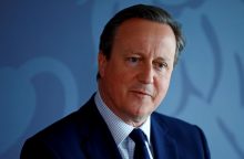 D. Cameronas paragino NATO šalis didinti išlaidas gynybai